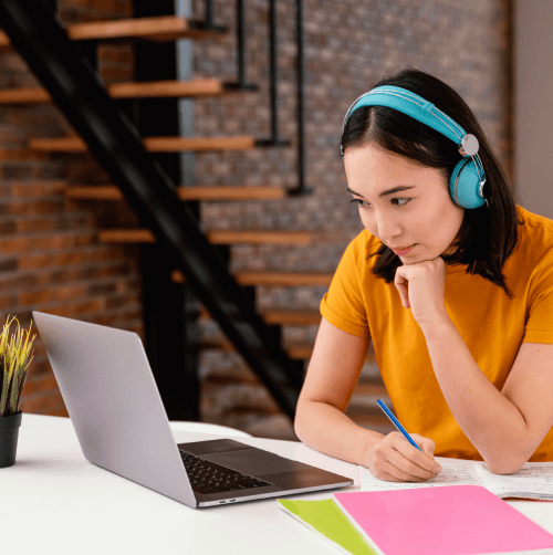 Student benefitting from Closed Captioning services in Illinois to follow lectures and training videos with clear captions.