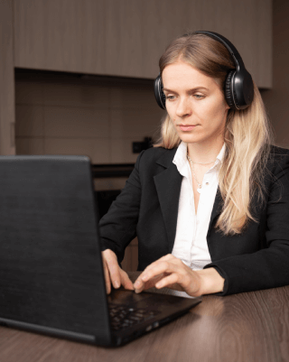 A transcriber providing affordable Cantonese transcription services for clients, ensuring accuracy and fast delivery.