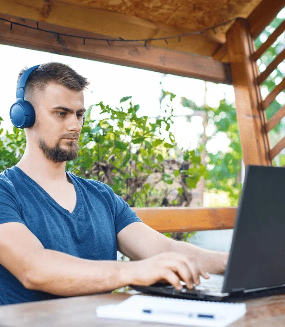 Tourist enjoys Las Vegas with captioned tours, enhancing their experience and learning more about the city's landmarks.