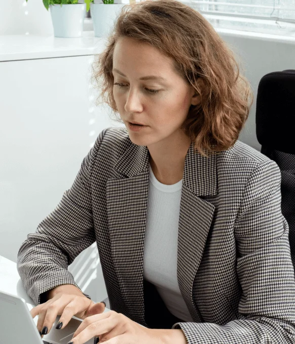 A typist providing Fast Typing services with 2 24 hour turnaround to help customers meet urgent deadlines.