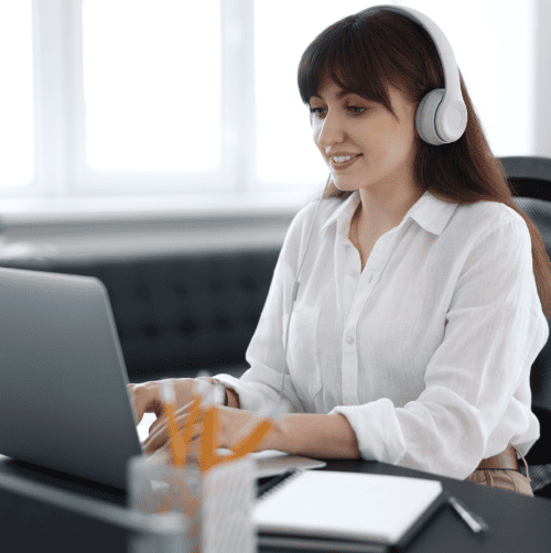 A transcriptionist working to ensure 99% accuracy in German transcription with a free revision policy for customers.