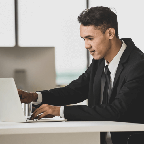 The German translator in Gottingen provides legal translation services, helping a client with accurate translation.