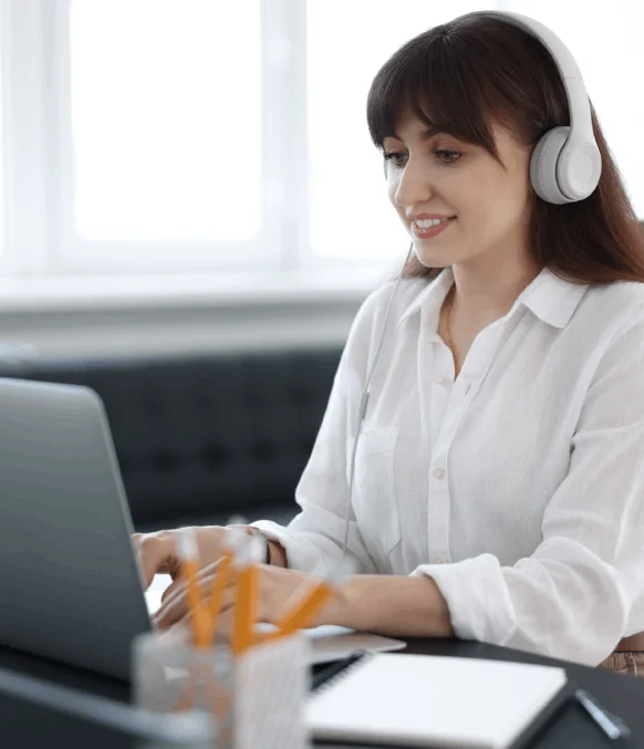 Transcriber customising Lubbock transcription services for business and legal requirements with accuracy.