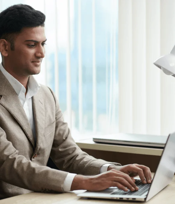 A professional translator in Göttingen helps a customer with accurate translations, ensuring compliance and clarity.