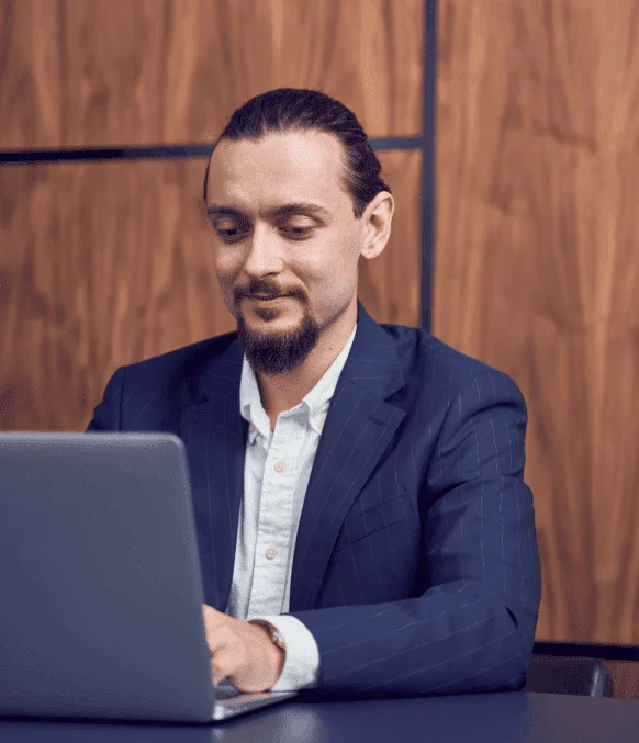 Professional translator handling complex files using Translation Services in Hannover for business sectors.