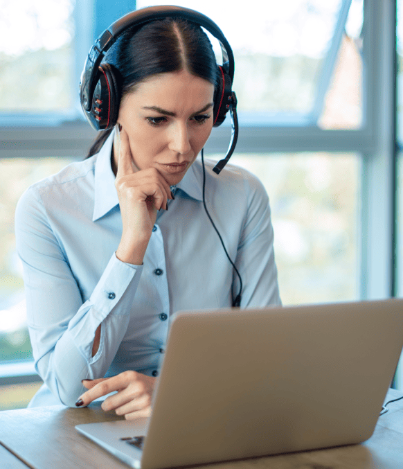 Customer using transcription services in Montreal to receive quick, precise transcripts for audio and video recordings.