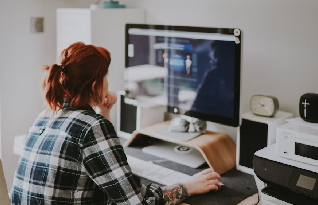 A female employee working on her desktop