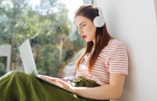 Professional providing Russian transcription services in the USA, facilitating effective for Russian-speaking communities.